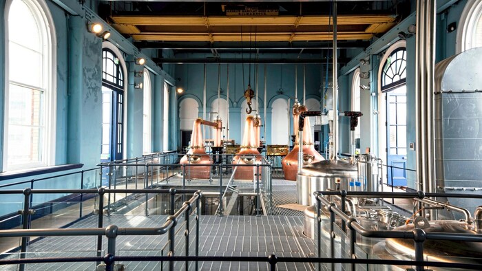 Heute ist im ehemaligen Pump-Haus des Docks die erste in Betrieb befindliche Destillerie seit ...
