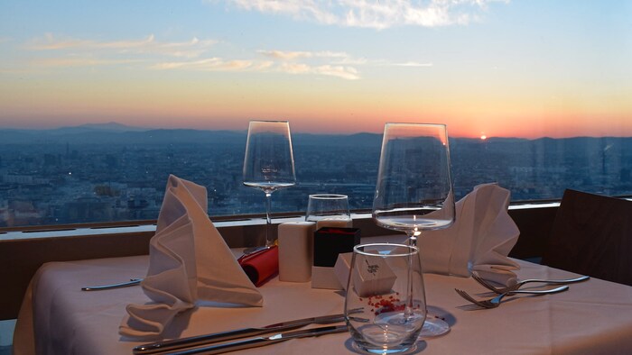 Ein Candle-Light-Dinner am Donauturm.