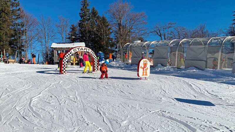 Bruno, der Kasbär, motiviert die kleinen Pistenflitzer in der Skiarena (Bild: Susanne Zita)