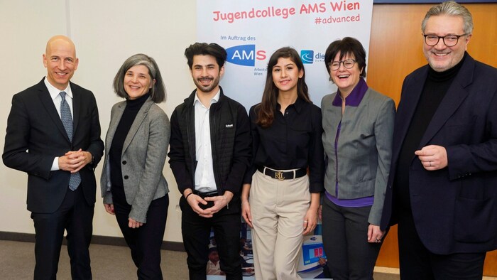 Arbeitsminister Martin Kocher, Katharina Lugar vom AMS Wien, zwei Teilnehmer des neuen Colleges für Jugendliche, AMS-Vorständin Petra Draxl und Sozialstadtrat Peter Hacker