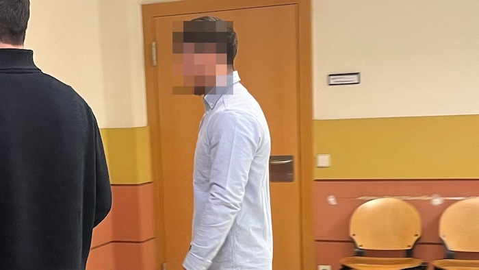 „Ich bin Zivildiener. Im Flüchtlingsdienst“, überrascht der Jüngere beim zweiten Rechtsgang im ...
