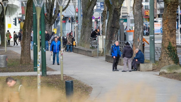 Die Langbänke bei der Bim-Haltestelle an der Goethekreuzung werden abmontiert. (Bild: Einöder Horst)