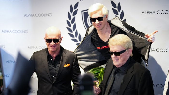 Unternehmer Markus Deussl mit seinen Ballgästen Oliver Pocher und Heino