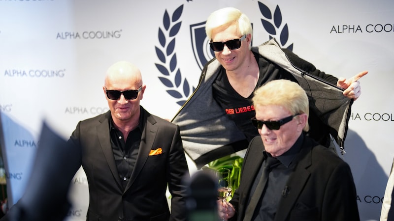 Unternehmer Markus Deussl mit seinen Ballgästen Oliver Pocher und Heino (Bild: APA/EVA MANHART)