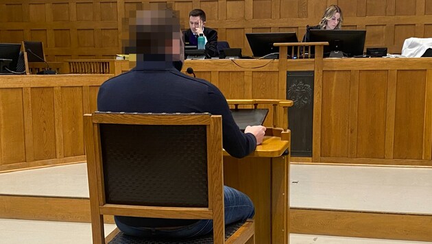 Dem Angeklagten wurde vorgeworfen, sich an einer 18-Jährigen vergangen zu haben. Er stellte die Sache allerdings anders dar. (Bild: Chantal Dorn / Krone KREATIV)