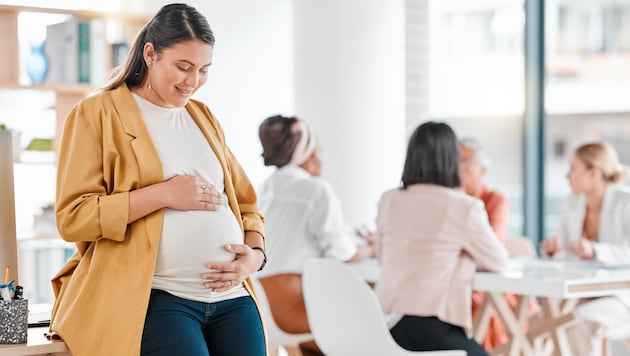 A várandós szülőknek számos jogi kérdés merül fel, különösen az első terhesség során. (Bild: stock.adobe.com - www.peopleimages.com)