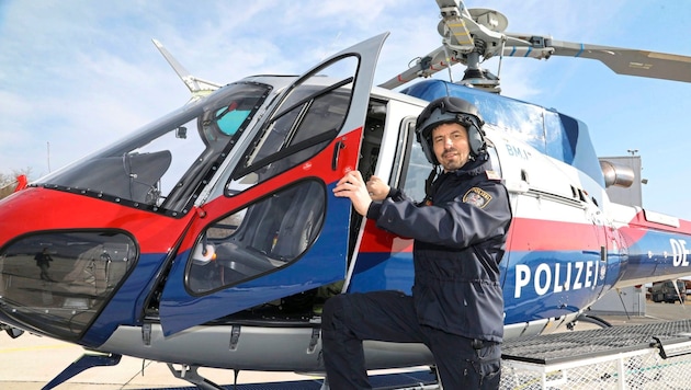 Polis pilotu Stefan Pichler polis helikopterinin önünde. (Bild: Uta Rojsek-Wiedergut)