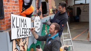 Christian Kempf und Bernhard Mayer feilen an den letzten Handgriffen ihres Wagens für Salzburgs größten Faschingsumzug in Maxglan (Bild: Berger Susi)