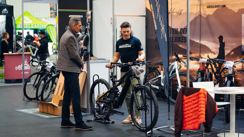 Ein Kunde interessiert sich für ein neues Kneissl-E-Bike.Franz Kneissl III war persönlich auf der Messe in Wels. (Bild: Florian Lerchbaumer)