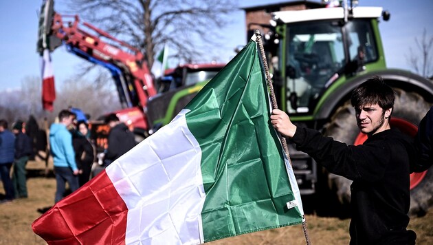 Bauernprotest nahe der Stadt Turin (Bild: APA/AFP/MARCO BERTORELLO)