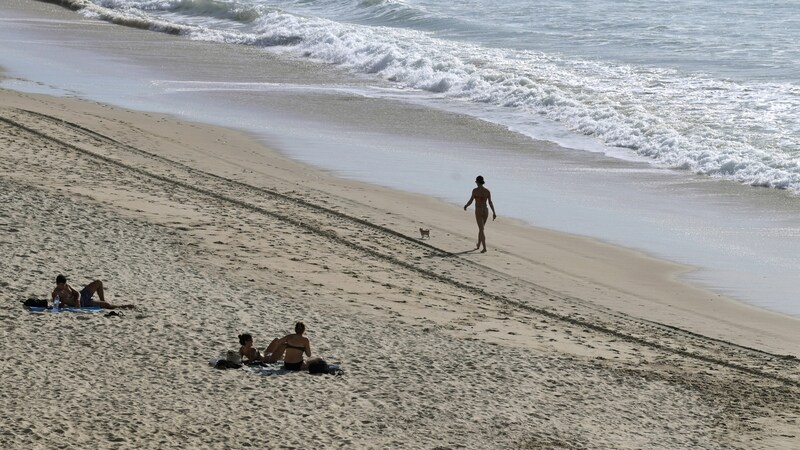 Sonnenhungrige genießen das ungewöhnlich warme Wetter am Santa Maria Beach in Cadiz am 26. Jänner 2024 (Bild: AFP)