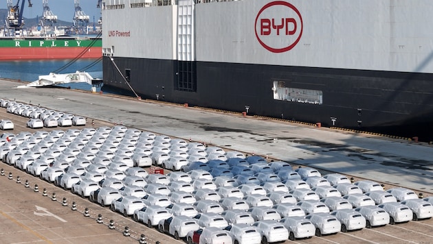 Dank staatlicher Subventionen drängen Chinas Autokonzerne wie BYD mit Billigpreisen nach Europa. Zum Schutz der EU-Hersteller reagierte Brüssel nun. (Bild: AFP or licensors)