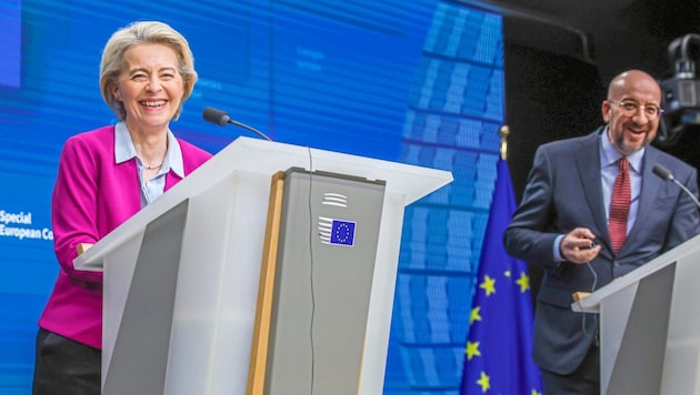 „We have a deal!“, freuten sich überschwänglich EU-Kommissionspräsidentin Ursula von der Leyenund EU-Ratspräsident Charles Michel über das eilig durchgeboxte neue Milliardenpaket für die Ukraine. (Bild: EPA)