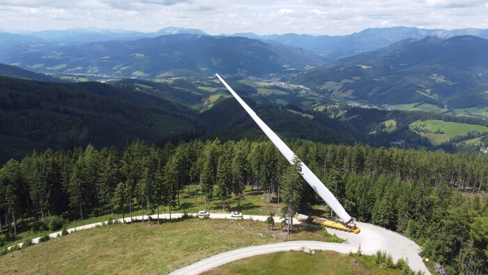 Ein Tanz auf rohen Eeiern: Der Transport der Rotorblätter auf 1500 Meter Seehöhe.