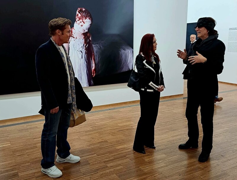 Einblicke vom Künstler persönlich: Helnwein referierte über seine Ausstellung. (Bild: Privat)