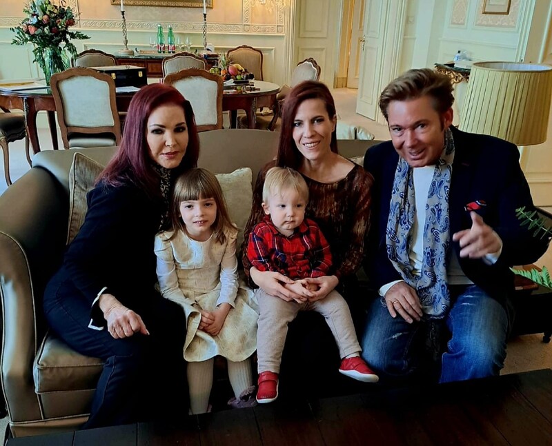 Ganz privat: Priscilla Presley mit Dennis Jale, Ehefrau Maren und den gemeinsamen Kinder (Bild: Privat)