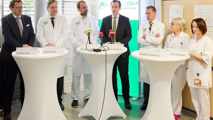 Von links: Ärztlicher Direktor Wolfang Köle, Kardiologen Andreas Zirlik und Michael Sacherer, Landesrat Karlheinz Kornhäusl, Alexander Rosenkranz (Vorstand Innere Medizin), DGKP Gabriela Obendrauf und Evelyn Fink.