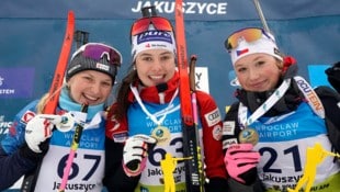 Junioren-Europameisterin Anna Andexer (M.) mit Vize-Europameisterin Leonie Pitzer (li.) und der drittplatzierten Tschechin Heda Mikolasova. (Bild: Koksarovs/IBU)