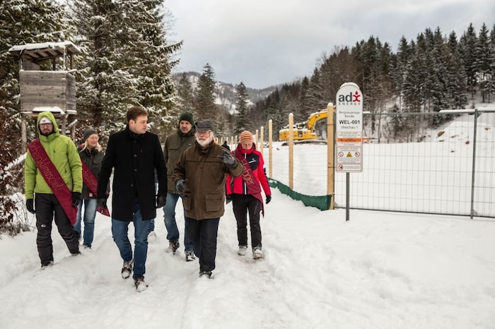 Veranstalter und Teilnehmer beteuern, keine Zäune oder Absperrungen überstiegen zu haben.