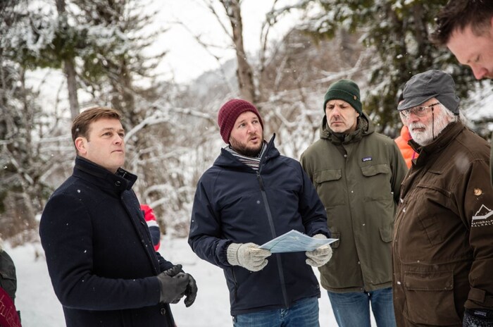Landesrat Stefan Kaineder und Landtagsabgeordneter Rudolf Hemetsberger von den Grünen hielten ...