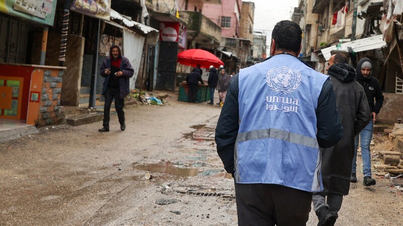 A UNRWA employee in Palestine (Bild: AFP)