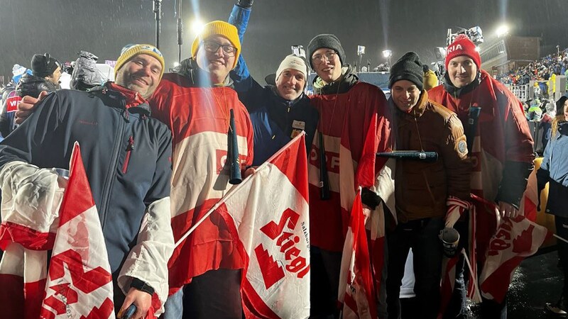 Unterstützung für das österreichische Team: Eine Fangruppe aus Laa an der Thaya sorgte für Stimmung im Stadion - ein Foto mit ORF-Experte Christoph Sumann (M.) nach dem Rennen durfte nicht fehlen. (Bild: Christoph Nister)