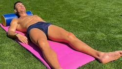 Cristiano Ronaldo genießt in voller Pracht ein Sonnenbad. (Bild: Instagram.com/cristiano)