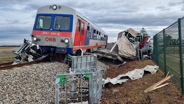 The truck was thrown into the ditch. (Bild: Bezirksfeuerwehrkommando Baden)