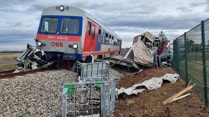 Der Lkw wurde dabei in den Straßengraben geschleudert.