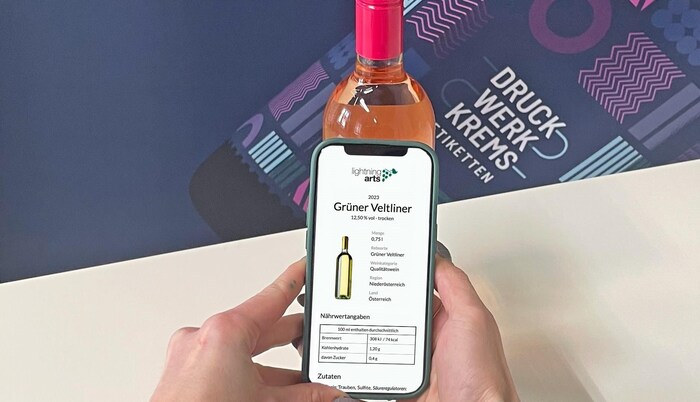 Scan the QR code and read the wine's specifications on the Internet via cell phone.
