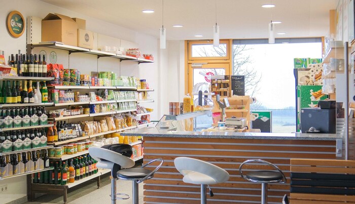 Das „s’Gschäft“ in Eidenberg bietet Lebensmittel und einen kleinen Ausschank.