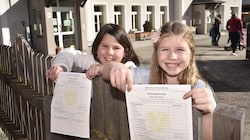 Clara und Ella (beide 9) freuen sich an der Volksschule Oberweißburg über ihre Zeugnisse (Bild: Holitzky Roland)