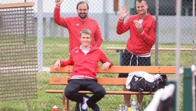 Straßburg-Manager Georg Pirkebner (hinten links) mit seinen Spielern Deni Zmak (rechts) und Niklas Grünefeldt. (Bild: zVg)