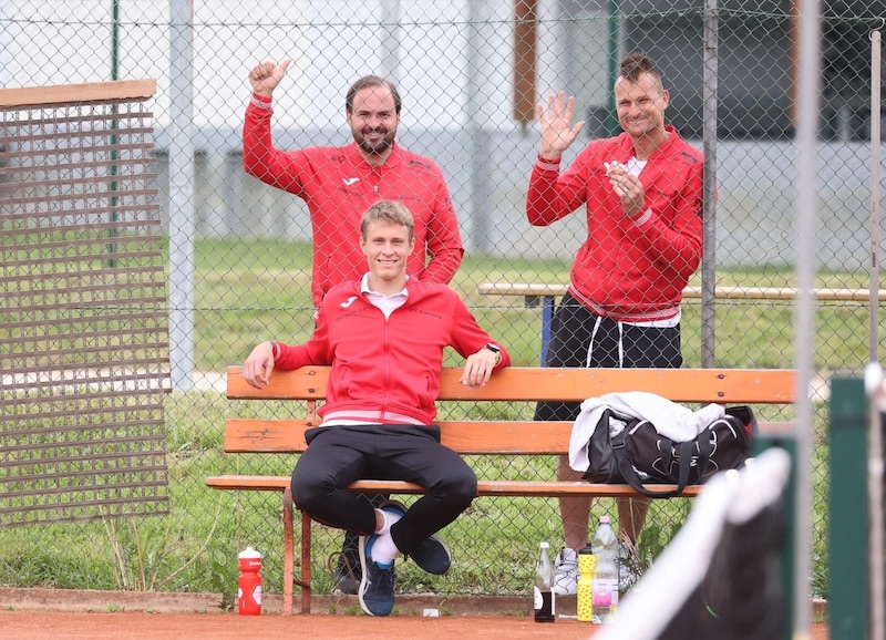 Straßburg-Manager Georg Pirkebner (hinten links) mit seinen Spielern Deni Zmak (rechts) und Niklas Grünefeldt (Bild: zVg)