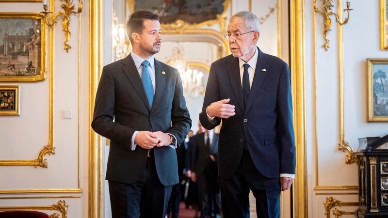 Vor dem gemeinsamen Opernballbesuch empfing Bundespräsident Alexander Van der Bellen den montenegrinischen Amtskollegen Jakov Milatović in der Wiener Hofburg. (Bild: BMLV/HBF/Carina Karlovits)