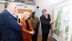 Landeschef Hans Peter Doskozil, Ministerin Leonore Gewessler, Vize-Landeschefin Astrid Eisenkopf und Nationalpark- Direktor Johannes Ehrenfeldner präsentieren die neuen Flächen. (Bild: Reinhard Judt)