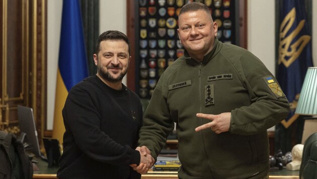 Prezydent Ukrainy Wołodymyr Zełenski (z lewej) z byłym szefem sztabu generalnego Walerijem Sałusznym (Bild: AFP)