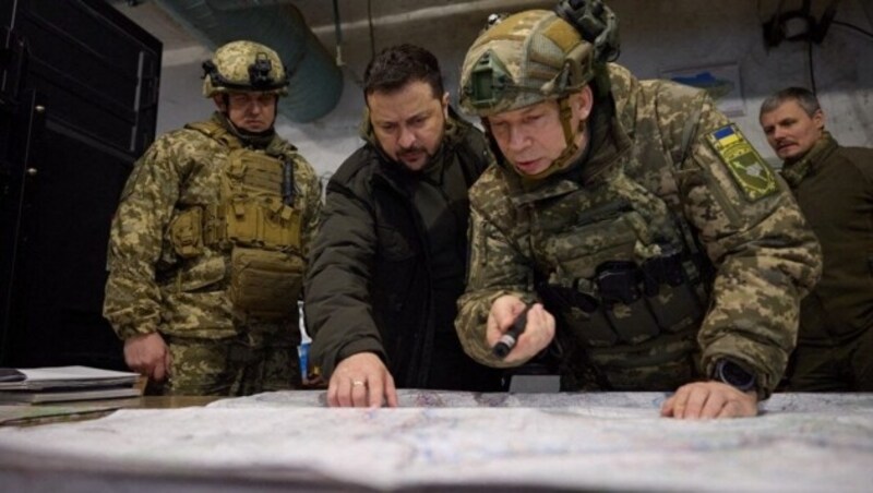 Ukrainian President Volodymyr Zelenskyi (left) with Oleksandr Syrskyi (Bild: AFP)