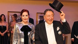 Priscilla Presley präsentierte vor dem Opernball im Grand Hotel erstmals ihre tolle Glitzerrobe von Nina Ricci. (Bild: Starpix/ Alexander TUMA)