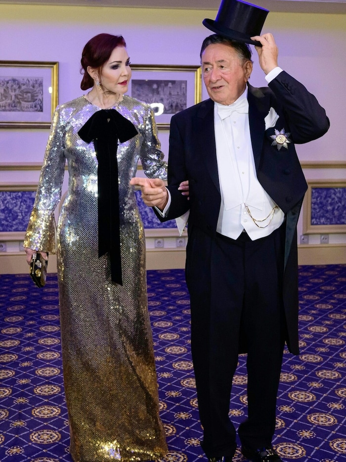 Priscilla Presley glitzerte neben Richard Lugner, was das Zeug hält.