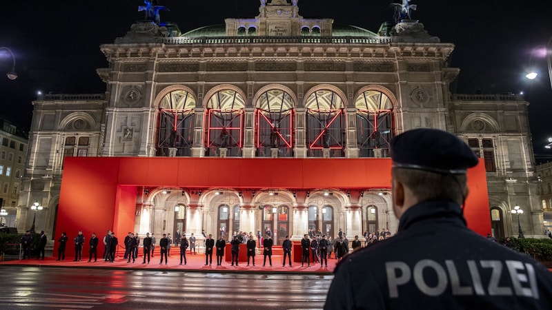 A bécsi operabál környékén nagy erőkkel vonult fel a rendőrség. (Bild: APA/TOBIAS STEINMAURER)