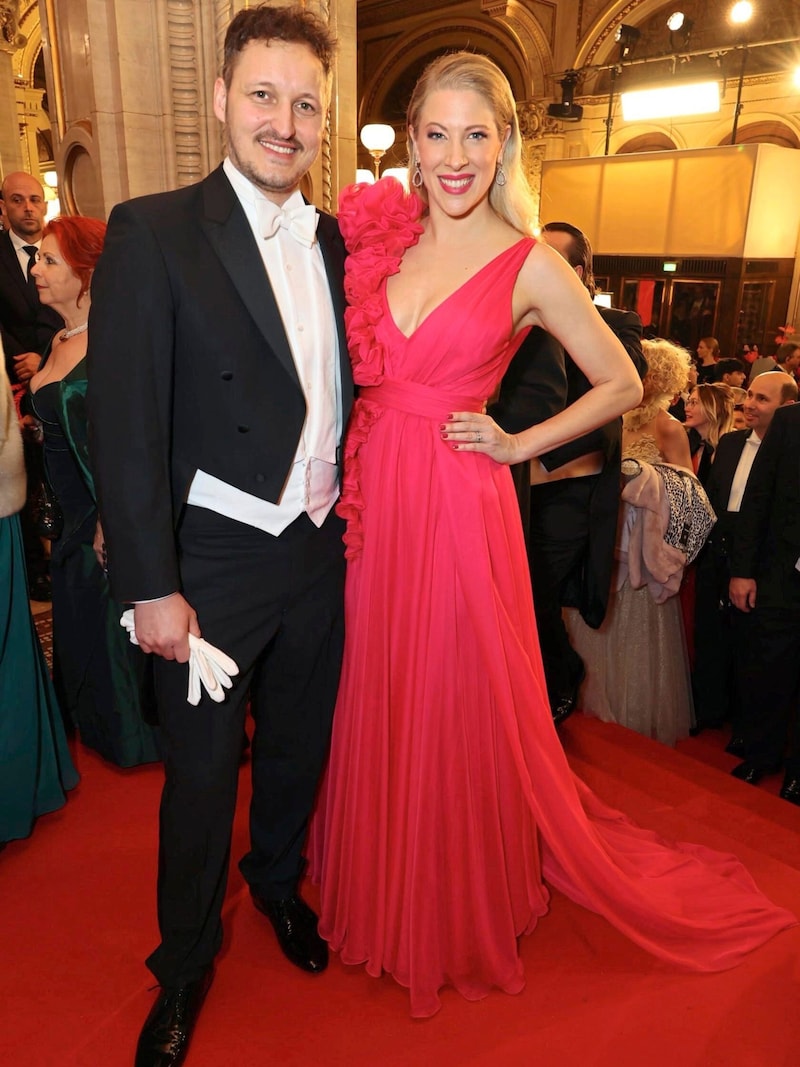 Maria Angelini-Santner, mit Ehemann Marco Angelini, trug eine pinke Robe von Laskari. (Bild: Starpix/ Alexander TUMA)