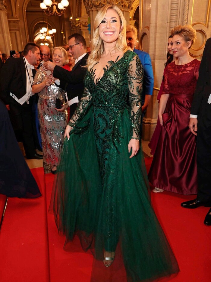 Nina Kraft wählte eine smaragdgrüne Robe von Tarik Ediz.