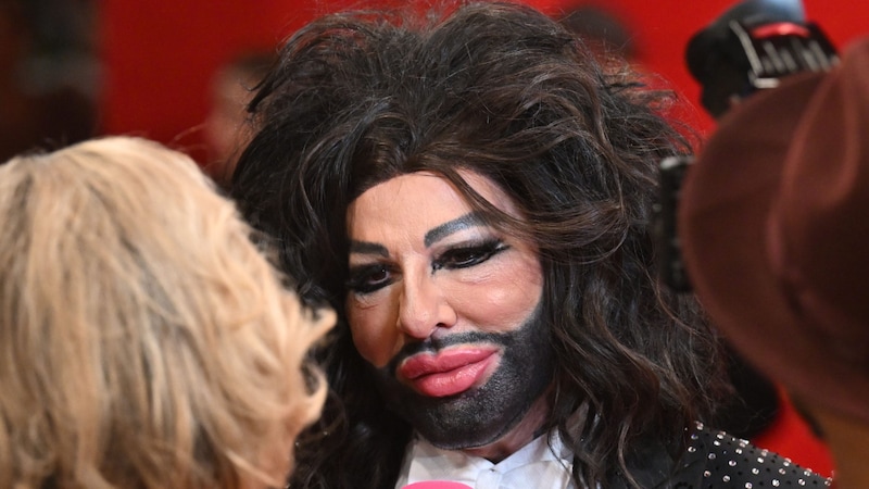 Harald Glööckler beim Opernball (Bild: APA/HELMUT FOHRINGER)