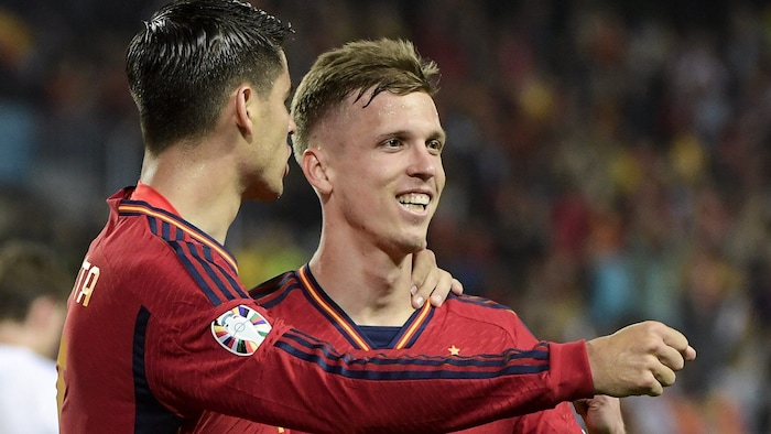 Dani Olmo (r.) jubelt mit Alvaro Morata 