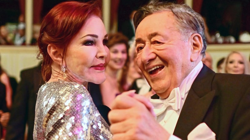 Richard Lugner mit Priscilla Presley am Opernball (Bild: EPA/CHRISTIAN BRUNA)