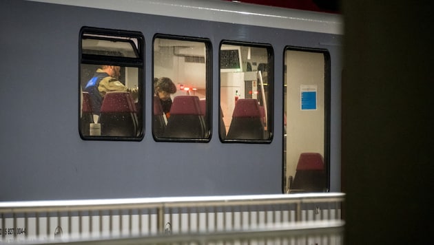 A túszejtés után a nyomozók átvizsgálják a regionális vonatot, amelyben az elkövető 15 áldozatot, köztük a mozdonyvezetőt tartotta fogva. (Bild: AFP)