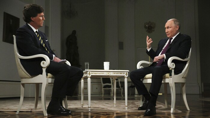 Od moderátora americké pravicové talk show Tuckera Carlsona se žádné kritické otázky nedaly očekávat.