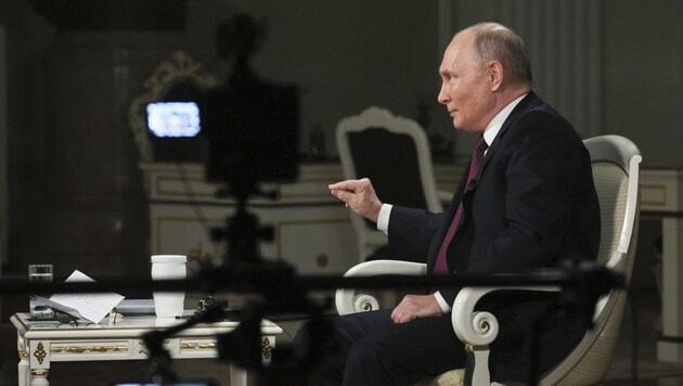 Vladimir Putin, Ukrayna'daki savaşın başlamasından bu yana ABD'li bir gazeteciyle yaptığı ilk röportajda özellikle kritik sorulara muhatap olmak zorunda kalmadı. (Bild: Sputnik)