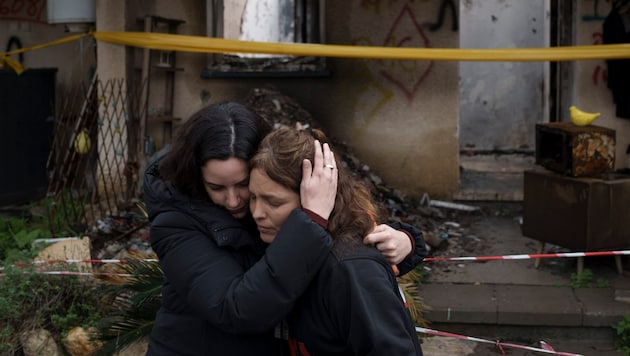 Palestinské ženy před zničeným domem v pásmu Gazy. (Bild: AP)